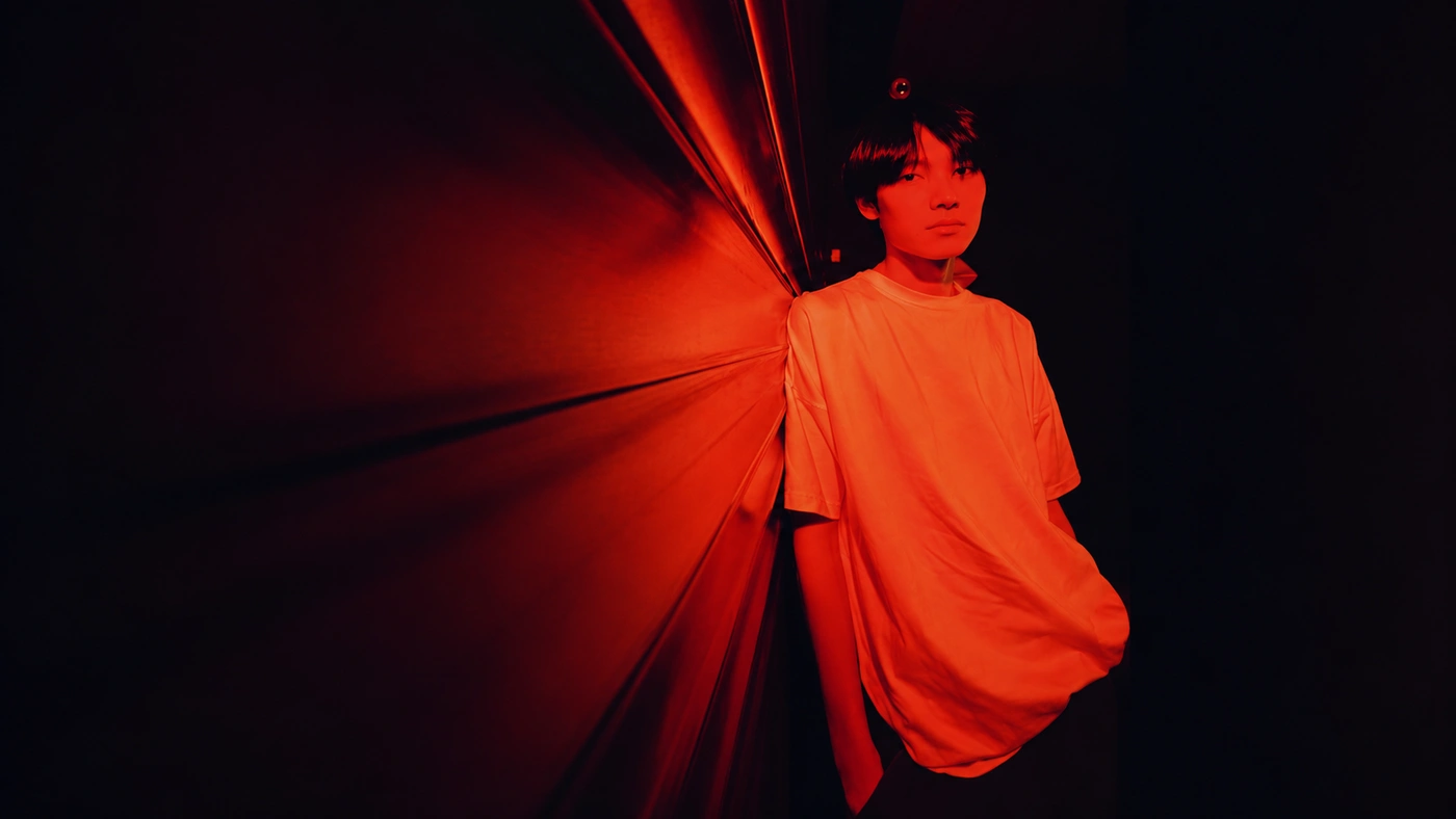 Orange-lit portrait photographed by @manamontano